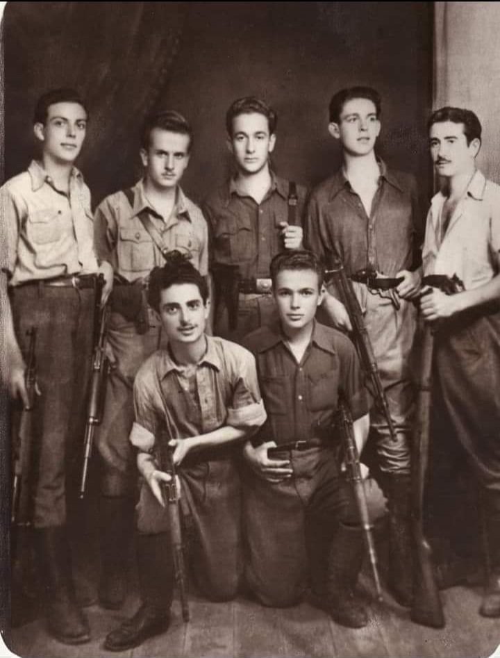 velvetagitation's tweet image. Μαθητές των τελευταίων τάξεων του γυμνασίου και μέλη του ΕΛΑΣ Παγκρατίου.