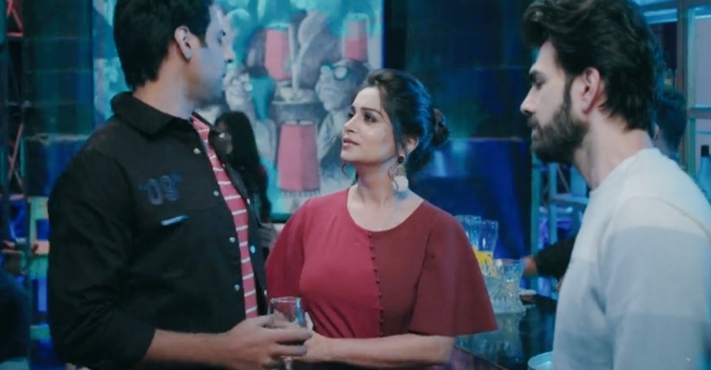 _Ishqbulava_'s tweet photo. Someone just got supperrr jealoussss 
🤫🤫🤫🤫
😂😂😂😂🔥🔥🔥🔥 

His glare only on that hand 🤣🤣😂

Bechara Sumit 🤣😂
#KahaanHumKahaanTum #Ronakshi 
#Karpika #KaranVGrover #DipikaKakar 
#DeepakSandhu https://t.co/SIZh747ETm