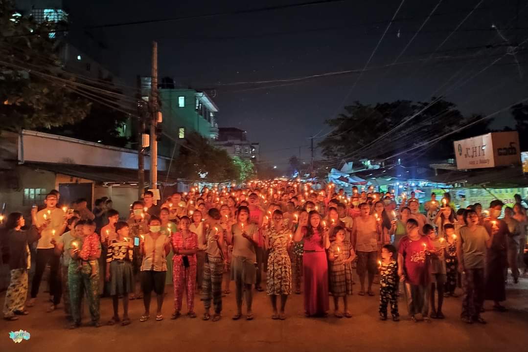 Pro Democracy protesters and civillians protest peacefully not only in day but also in Night💖✨🙏
#WhatsHappeningInMyanmar 
Dictatorship 
#Mar11Coup