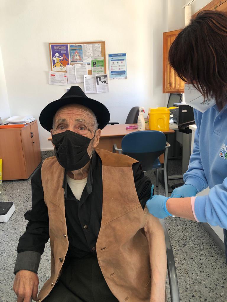 Casimiro,nuestro "John Cassidy" de #Castril, se ha puesto hoy la 2 dosis de la vacuna de Pfizer. Como él mismo dice: "No podemos rendirnos mientras estemos vivos".

Este es uno de nuestros héroes que, con casi 100 años tiene una vitalidad y energía que muchos quisiéramos tener.