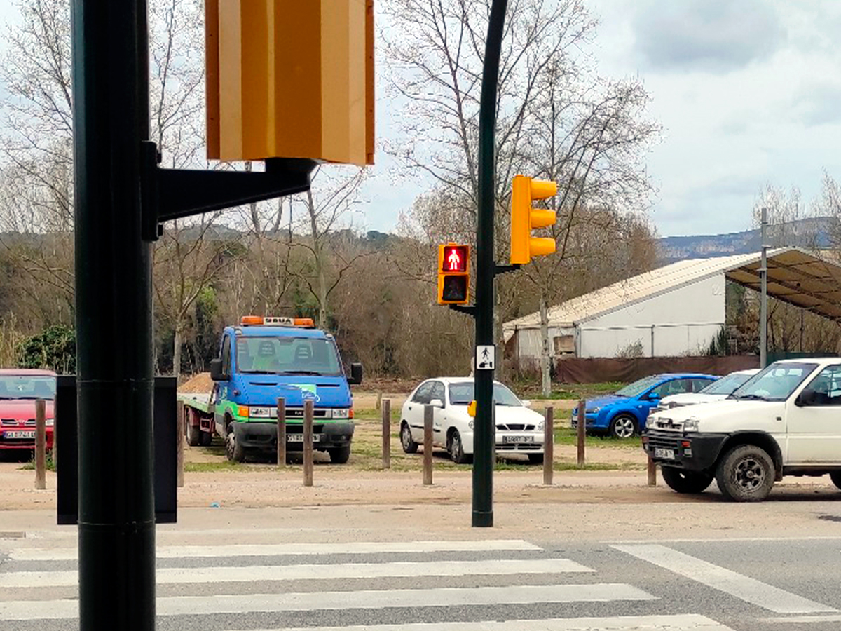 Ajt_Bescano's tweet photo. Ja està en funcionament el semàfor 🚦 de #Vilanna per a millorar la seguretat de l'encreuament #N141e; reforçat amb la instal·lació de radars pedagògics que alerten de l'excés de velocitat. 🚗🚙
☝️ Els conductors han de moderar la velocitat en les vies interurbanes. https://t.co/vHtO5WpI8T