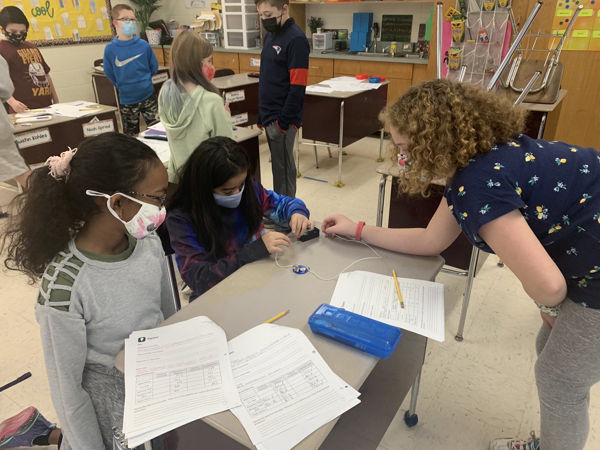 MrsFarrow3's tweet photo. Testing electrical conductivity and being super scientists! @AhernMiddle https://t.co/QkGeI9yu4c