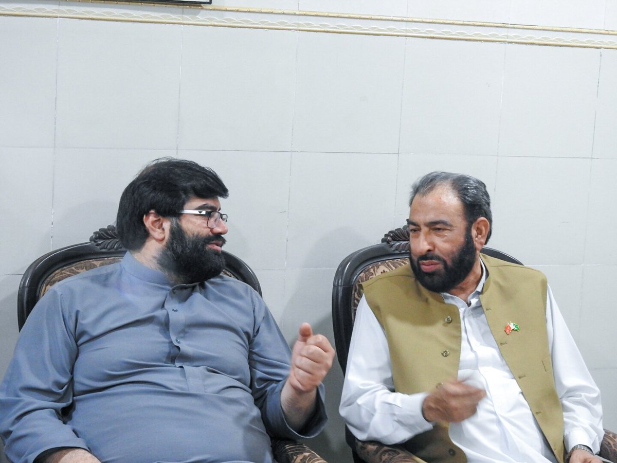 WalibaghChd's tweet photo. عوامی نیشنل پارٹی کے صوبائی صدر ایمل ولی خان سے مرکزی سیکرٹری مالیات سینیٹر حاجی ہدایت اللہ خان ولی باغ چارسدہ میں ملاقات کر رہے ہیں۔ خدائی خدمتگار تنطیم کے صوبائی ڈپٹی سالار اعلیٰ ڈاکٹر نوید اللہ خان بھی ہمراہ ہیں۔
#ANP |#AimalWaliKhan |#WaliBagh https://t.co/vkRnGvt9wY