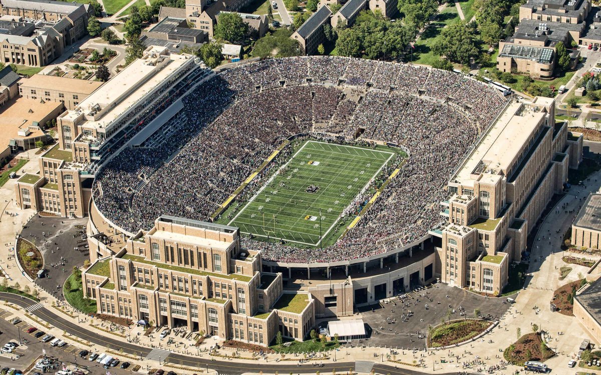 TheTrickPlayFR's tweet photo. 🏟️LE TOUR DES STADES NCAA🏟️

Vous vouliez un stade historique ? Celui des fighting Irish de Notre Dame en est un !

🎓: Notre Dame, Indépendant 
🏟️: Notre Dame Stadium
🏙️: South Bend, Indiana
📊: 77 622 places https://t.co/NV0mVrO64l