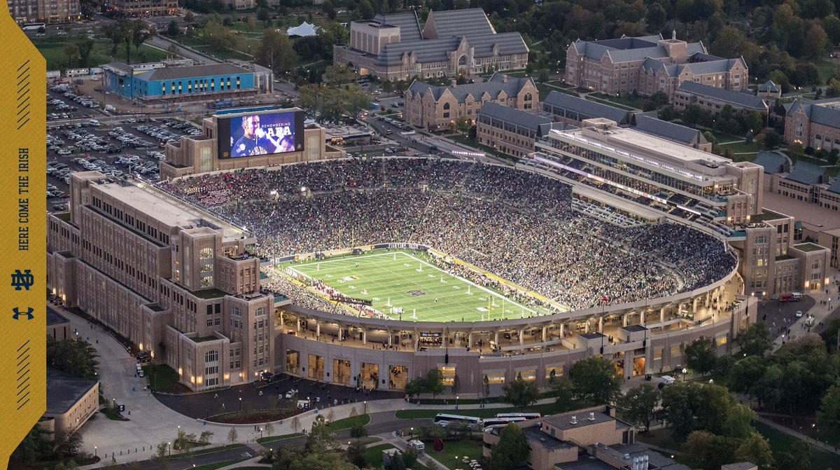 TheTrickPlayFR's tweet photo. 🏟️LE TOUR DES STADES NCAA🏟️

Vous vouliez un stade historique ? Celui des fighting Irish de Notre Dame en est un !

🎓: Notre Dame, Indépendant 
🏟️: Notre Dame Stadium
🏙️: South Bend, Indiana
📊: 77 622 places https://t.co/NV0mVrO64l
