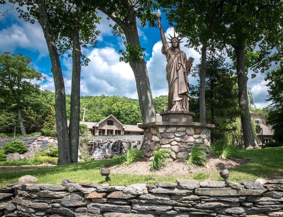 Derek Jeter has listed his listed his Greenwood Lake castle in New York for $12.75 million.

➖ 12,000-square-feet
➖ 6 bedrooms, 12 bathrooms
➖ Statue of Liberty replica
➖ 50 miles from Yankee Stadium

Jeter first listed the property in 2018 for $15 million, with no luck.