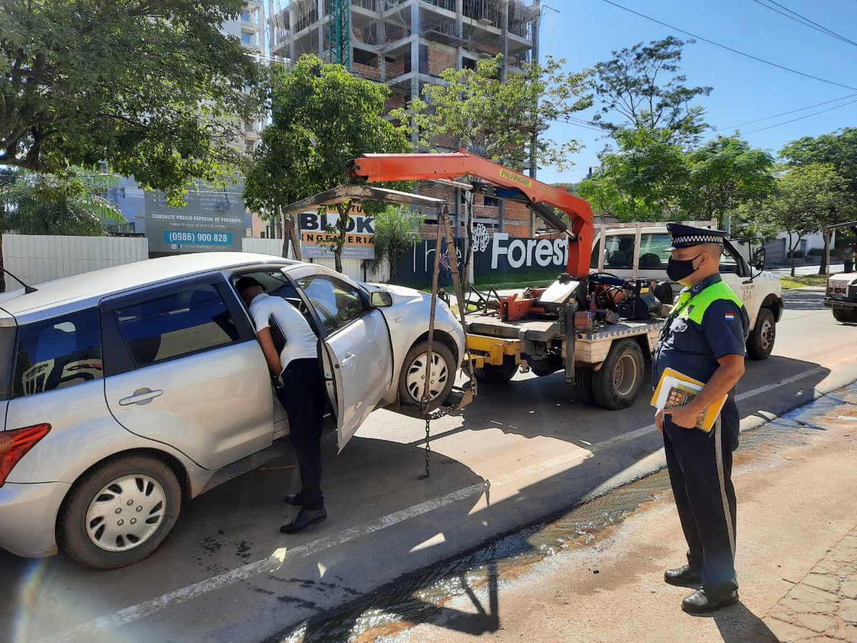 AsuncionMuni's tweet photo. No solo está prohibido obstruir al peatón, también instalar carteles de señalización falsa.
Hoy con el operativo en conjunto de @asu_transito y @dgpm_asu, se realizaron despejes en la zona de Identificaciones y en la Adva. Primer Presidente c/ Itapúa.
Por una #AsuncionEnOrden https://t.co/3U6UE3Ee4V