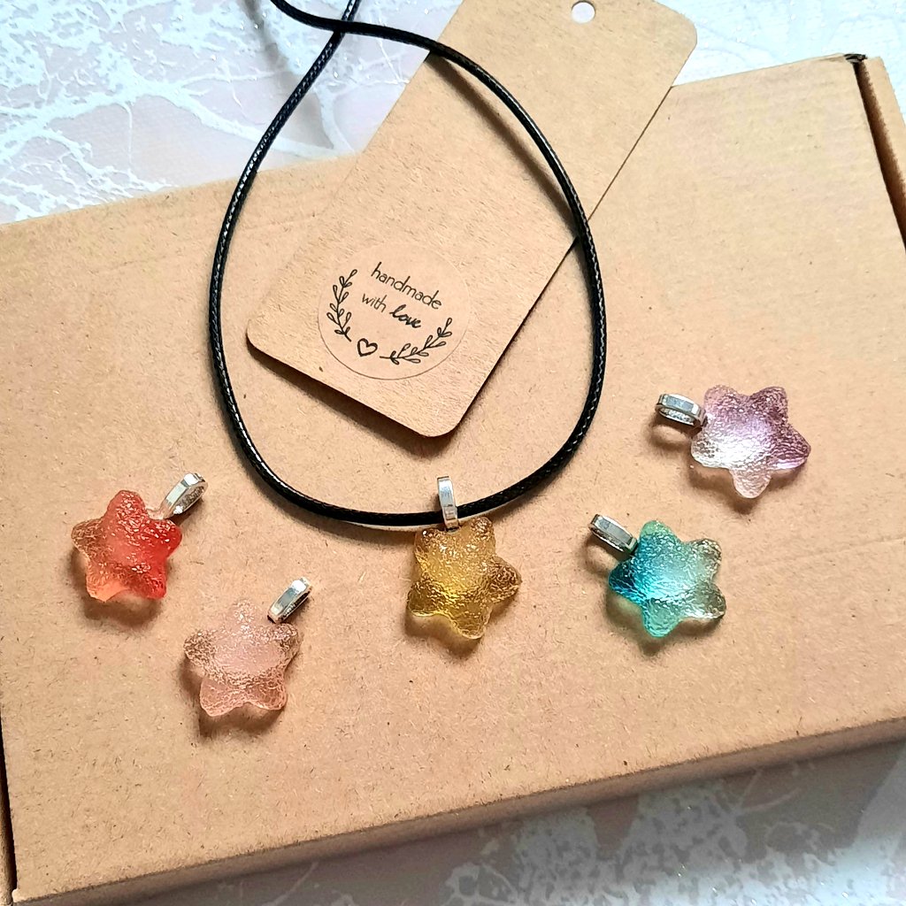 Been trying out a few new ideas for some fun jewellery pieces. Two tone jelly star charms on soft waxed cord.
Only able to make a few of these so will see how they go.
etsy.com/uk/listing/964…
#charmnecklaces #fun #handmade #handcrafted #newstyle #fashion #funjewellery #stars