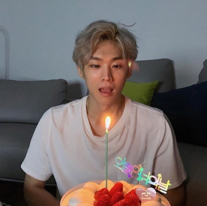 demianfp's tweet photo. HAPPY DEMIAN DAY 🥳🧡

#HappyDemianDay #데미안 #DEMIAN @DemianStaff https://t.co/KkMLK7szHn