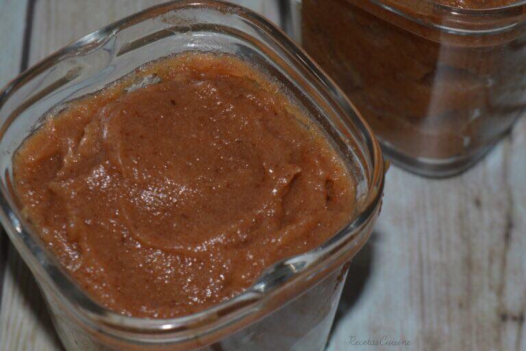 Este sirope de dátiles se hace triturando los dátiles que previamente han estado en remojo. Nos quedará una pasta que podemos utilizar como endulzante natural en nuestras recetas. También nos lo podemos comer así solo, o mezclado con un poquito de cacao. 
bit.ly/3l4Io5n