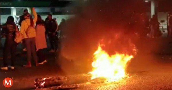 Milenio's tweet photo. En #Oaxaca, vacunas anticovid Pfizer se agotan y ciudadanos queman módulos https://t.co/9CJufgnVaR https://t.co/OPOCOeDxDc