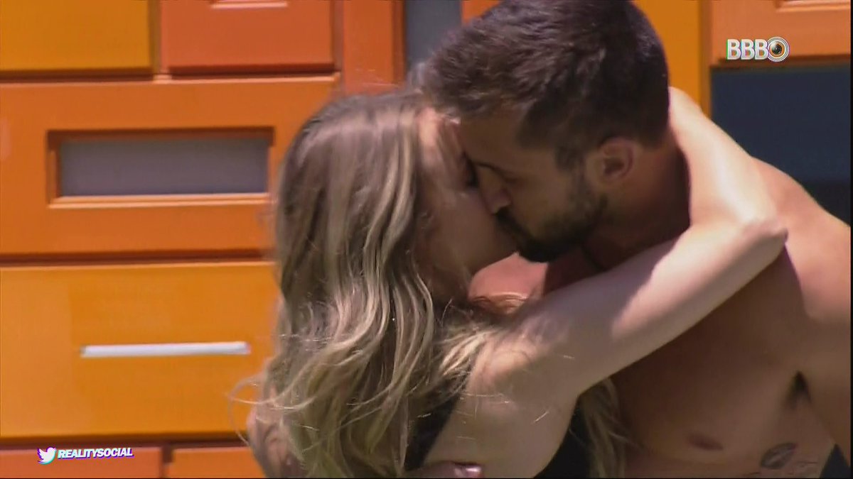 jrviana's tweet photo. vcs: espero que a carla volte com sangue nos olho

a carla voltando primeira coisa que fez foi se declarar pra arthur e implorar mais ainda a atenção dele kkkkkkkk https://t.co/bnbFSRTbKy