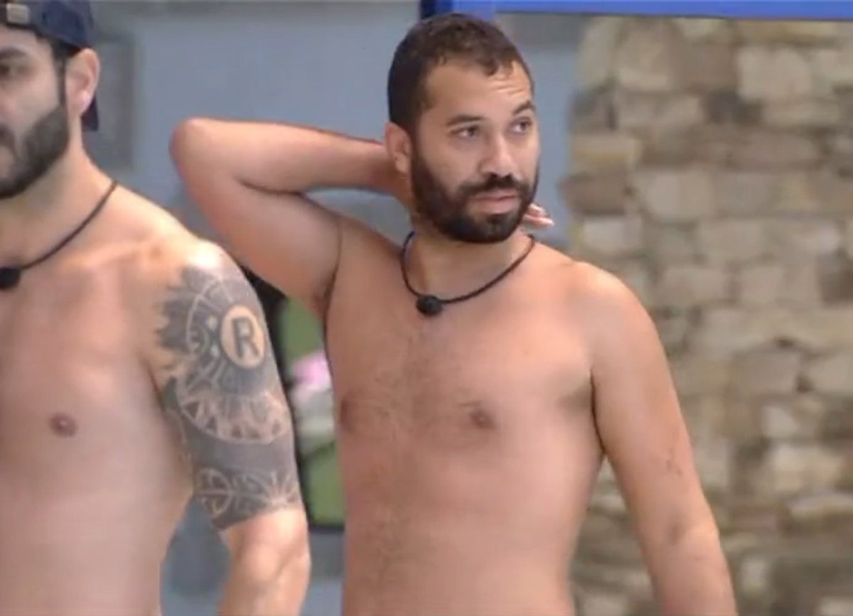 iamvictordiass's tweet photo. já valeu só de ver a cara de tombado desses aqui quando a carla tirou a roupa de dummie tudo que eu precisava pra hoje: #BBB21 https://t.co/JGqDnN61Kl