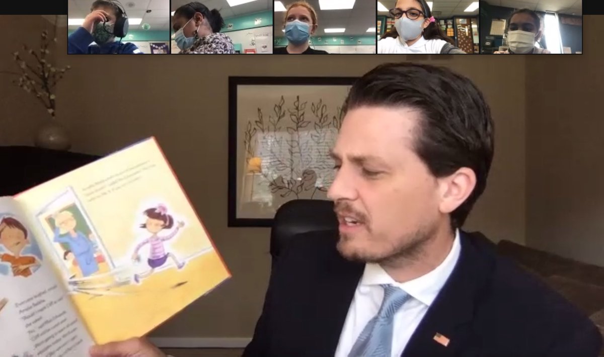 MrsCalvird's tweet photo. We had a MIRM mystery reader today!! Thank you to our mayor @EthanBakerMI for reading aloud to Schroeder’s fourth graders, Amelia Bedelia First Vote - what a great book. Thank you for sharing your love for reading with us, too.
#SchroederDragons #OneTroy https://t.co/n68ENxn1q3
