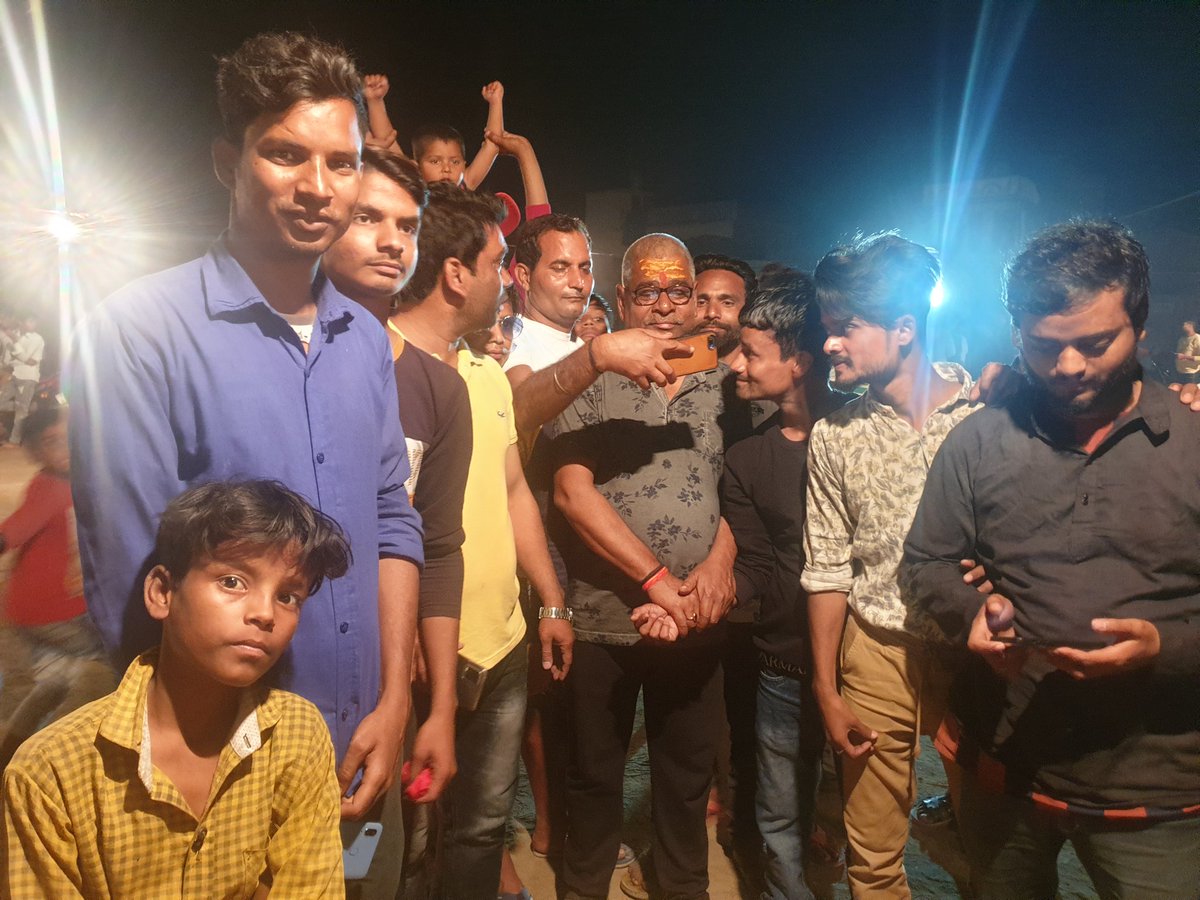 nsvermamla's tweet photo. मोहल्ला खुदागंज में आयोजित नाईट क्रिकेट टूर्नामेंट के उद्घाटन के अवसर पर। https://t.co/38QhJ4risu