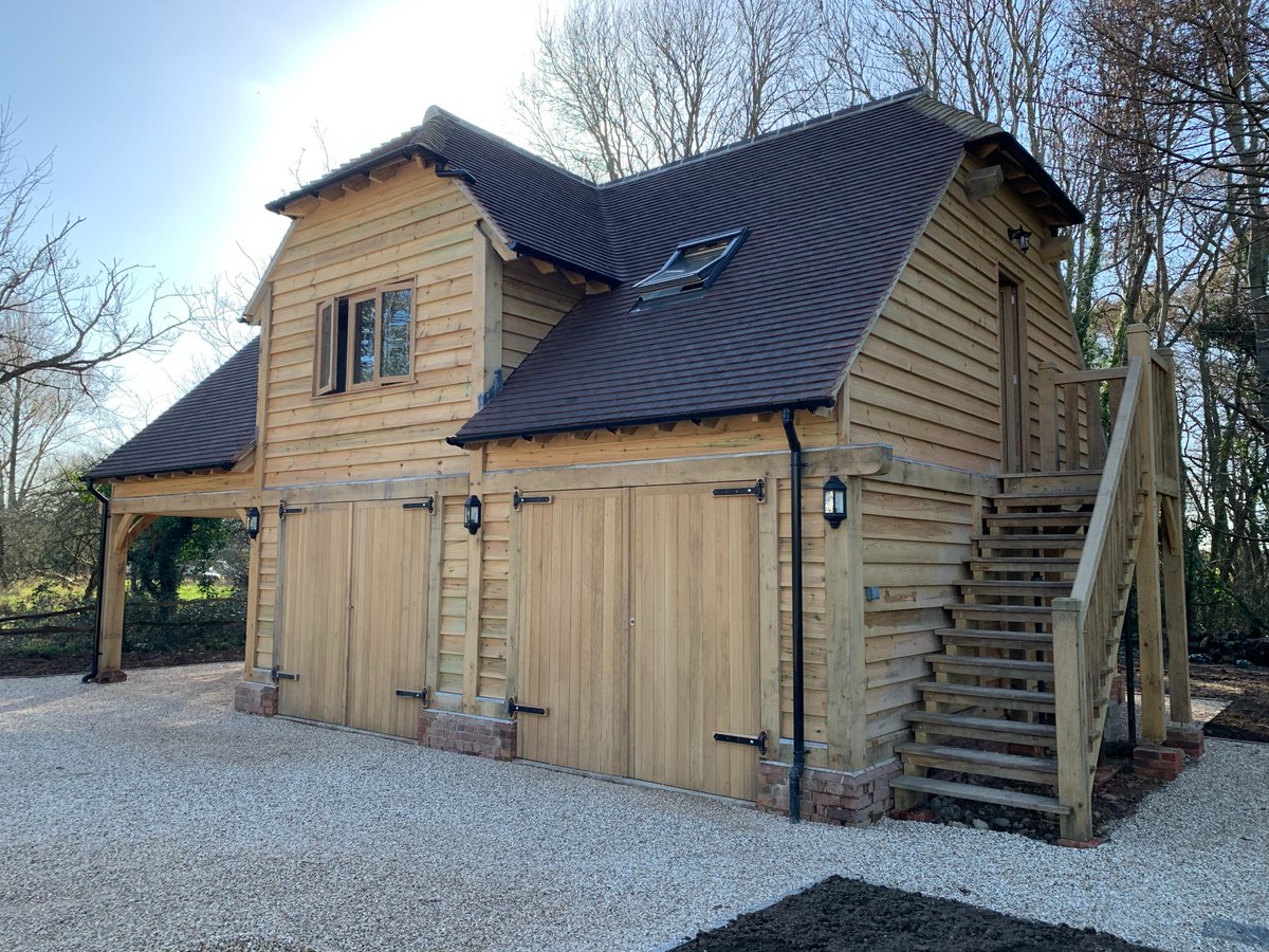 Two storey oak barn garage and home office...

bit.ly/30yNq0q

#RoomOutside
#oak 
#oakgarage 
#homeoffice