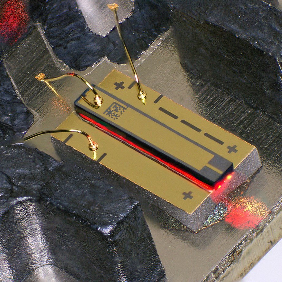 Panasonic LNCT28PF01WW (2010) Dual wavelength 660nm and 780nm laser diode  for CD/DVD burner application fabricated in a MOCVD process (metal-organic  chemical vapor deposition). The infrared beam looks orange to the camera. # Laser #, image size:921x921