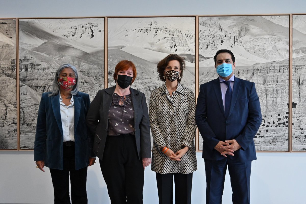 MuseeLouvreLens's tweet photo. 1ère oeuvre d'#artcontemporain exposée dans la Galerie du temps, l'émouvante fresque photographique des falaises de #Bâmiyân en Afghanistan par l'artiste #PascalConvert témoigne d''un engagement fort pour la protection du #PatrimoineEnDanger. @UNESCO_fr https://t.co/22sh32lnp6