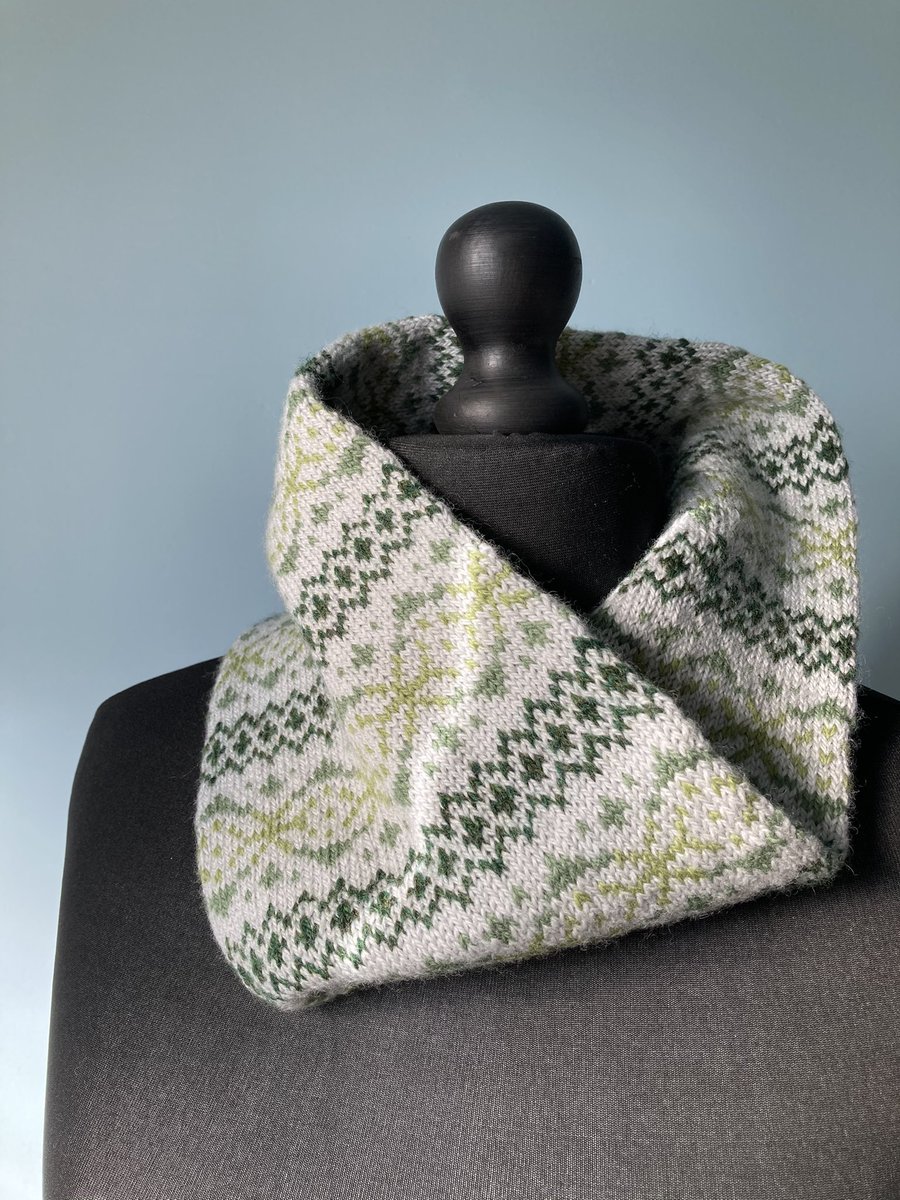 KathAndrews7's tweet image. New pattern out tomorrow! Little Orme Cowl matches Little Orme Mitts. Newsletter subscribers can get 15% off the pattern price from 12th-19th March (there’s still time to subscribe 😉).

1/2

#StrandedKnitting