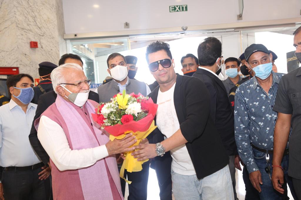 Our Honourable Chief Minister of Haryana @mlkhattar  and RSS Leader #IndreshKumar were all with praises at the Premiere of Mera Fauji Calling and had tears during the film. 

#FaujiCalling IN CINEMAS NOW!!

@TheSharmanJoshi @actranjhavikram @biditabag @mugdhagodse267