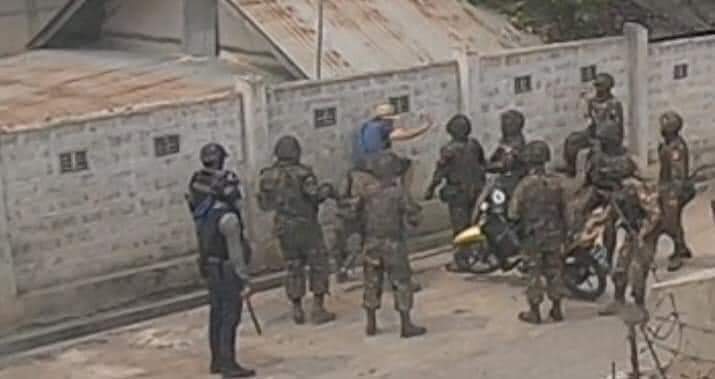 A Polish journalist has been shot dead by a coup d'état and is nearing death.
#WhatIsHappeningInMyanmar 
#SaveMyanmar
#Mar11Coup