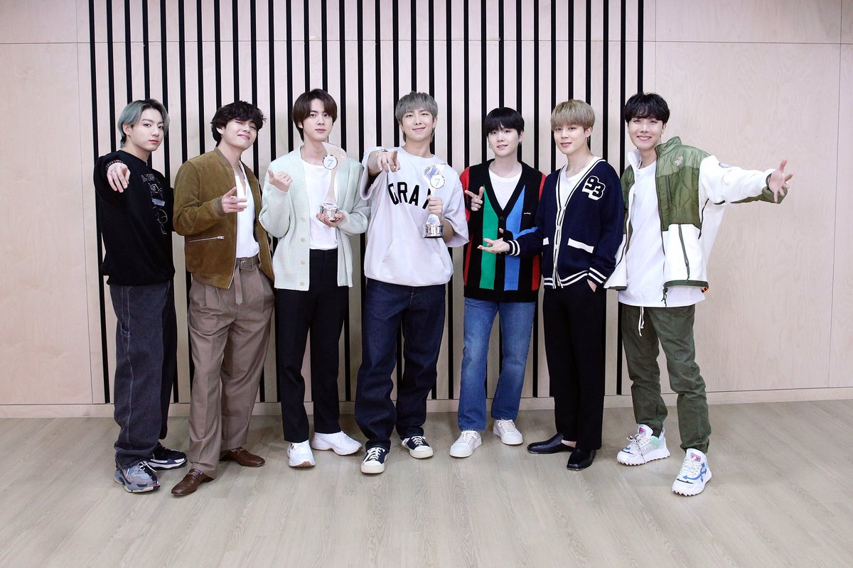 BTSxGEO's tweet photo. IFPI-ის გლობალური ალბომების გაყიდვის ჩარტზე  
@BTS_twt -ის 3 ალბომი მოხვდა. მსგავსი მაჩვენებელი ბოლოს მაიკლ ჯექსონს ჰქონდა 2009 წელს.

MAP OF THE SOUL 7 — #1
BE — #2
MAP OF THE SOUL 7~ The Journey — #8 https://t.co/TiJ1L8zMuH