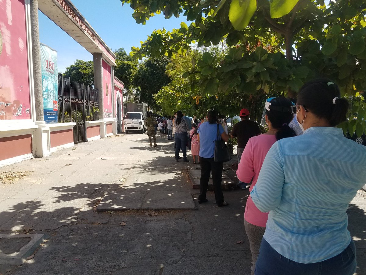 Jessimar89's tweet photo. Realizan pruebas de PCR frente a la Universidad de El Salvador. https://t.co/ZjtDKem5Im