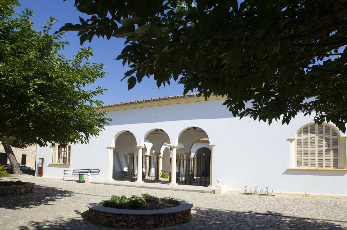 visit_petra's tweet photo. Las Escuelas Graduadas o Escuelas Viejas/Les Escoles Graduades o Escoles Velles/Graduated Old School or Old Schools 

Actualmente acogen las dependencias del @ajuntamentpetra y otros espacios para actividades culturales y de ocio.

#petramallorca #enjoypetra #discoverpetra https://t.co/tNrKjdT05Q
