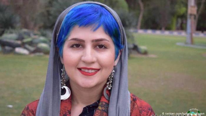 "تبعید سپیده قلیان به زندان بوشهر با دست‌بند و پابند"

سپیده قلیان، فعال مدنی زندانی شامگاه چهارشنبه از بند زنان زندان اوین به زندان بوشهر تبعید شد. به گزارش وب‌سایت خبری هرانا، سپیده قلیان در ساعات پایانی چهارشنبه ۲۰ اسفند در حالی که دست‌بند و پابند داشته به بوشهر منتقل شده است.