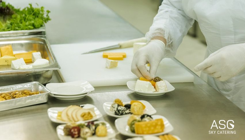 🇦🇿✈️ Doğranmış pendir çeşidlərinin düzülməsi.

🇬🇧✈️ The arrange process of assorted cheese.

#ASG #asgskycatering #asggroup #asgba #catering #azerbaijan #cheflife #michelinstars #culinary #culinaryarts #michelinchef #instachef #cheflifestyle #chefmode #michelinstarchef