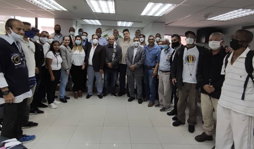 NuevaVZLA_NEWS's tweet photo. #NVN #NotaDePrensa #VZLA
En reunión #Mar05 el Secretario Agrario Nacional AD Carlos Pernía, en compañía del Comité Agrario Nacional ajusta estrategias para promover la actividad productiva del país. Así mismo, invita a productores y trabajadores del campo organizados a participar https://t.co/2Np9OLXqbO