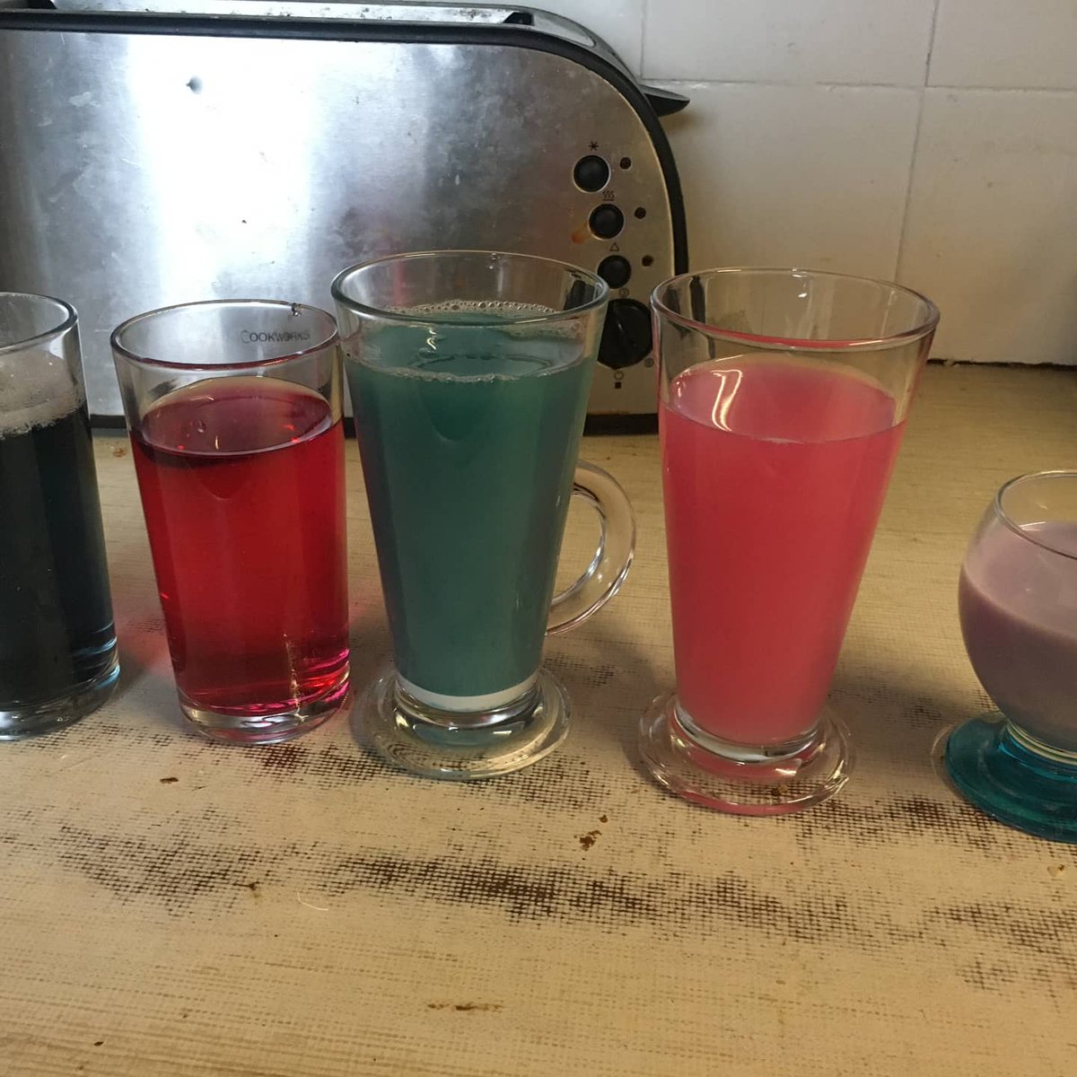 ScienceHCCS1's tweet image. Some more fantastic homelearning experiments from Freya, Darcie and Amy in Y7. Perfect homemade indicator!
Find out more about acids and alkalis here
bbc.co.uk/bitesize/topic…
#hccslearning #hccsscience #hccs #holmeschapelcomprehensive #holmeschapelcomprehensiveschool #science