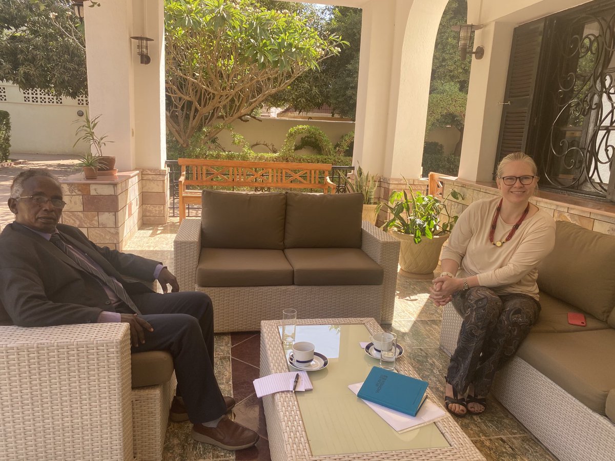 قبل قليل.. لقاء مع سفيرة النرويج  بمقر اقامتها.. ساعتان من الحوار حول قضايا السودان.. أهم ما خرجت به أن على السودان الاستعداد جيدا لمؤتمر باريس (منتصف مايو القادم 2021) تقول السفيرة نتمنى أن نرى الأشياء على الأرض وليس فقط على  الورق...