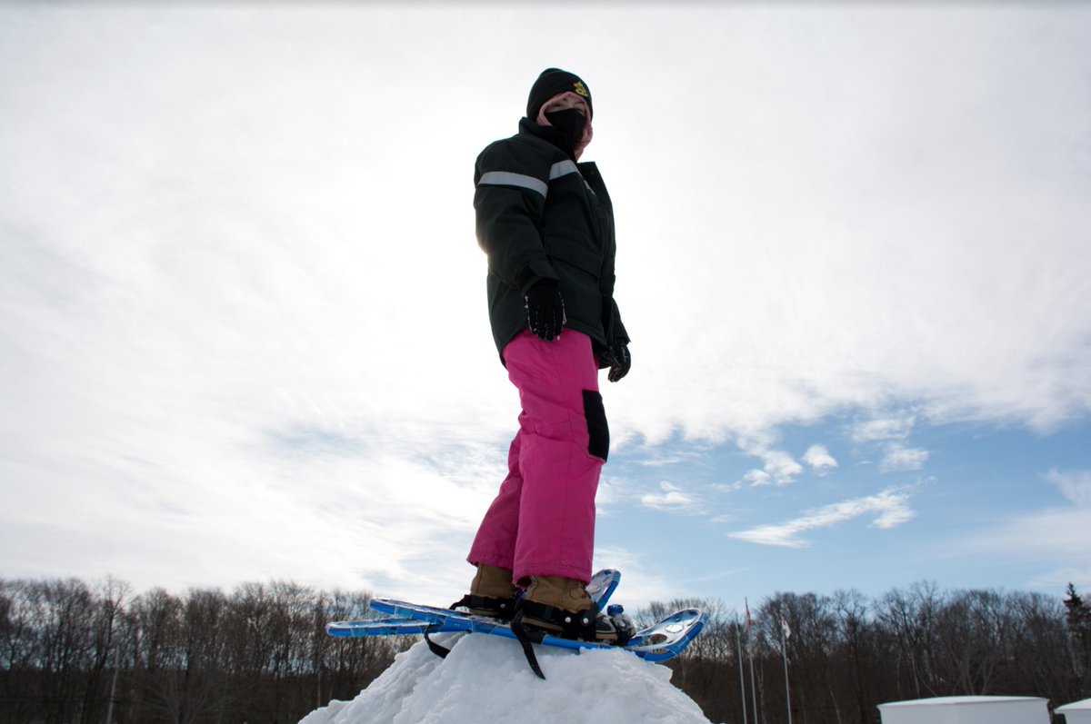 Elizabeth Warwick a passé du temps à se mettre en forme tout en apprenant les techniques de base de la raquette dans le cadre de sa formation de cadet lors d'une activité de formation en plein air des cadets au Brighton Compound à Charlottetown, le 27 février 2021.