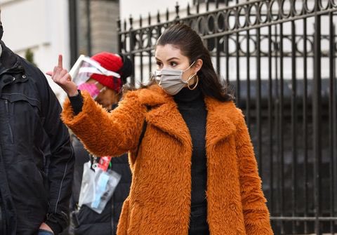 GomezSource's tweet photo. “Look, I am a very modest person, until you disrespect people,” she says. “Maybe [it wasn’t] my best moment, but a girl’s gotta do what a girl’s gotta do. And I felt very OK with being like …. Don’t talk to people that way” - Selena about the paparazzo she flipped off https://t.co/T4z5k2HciD