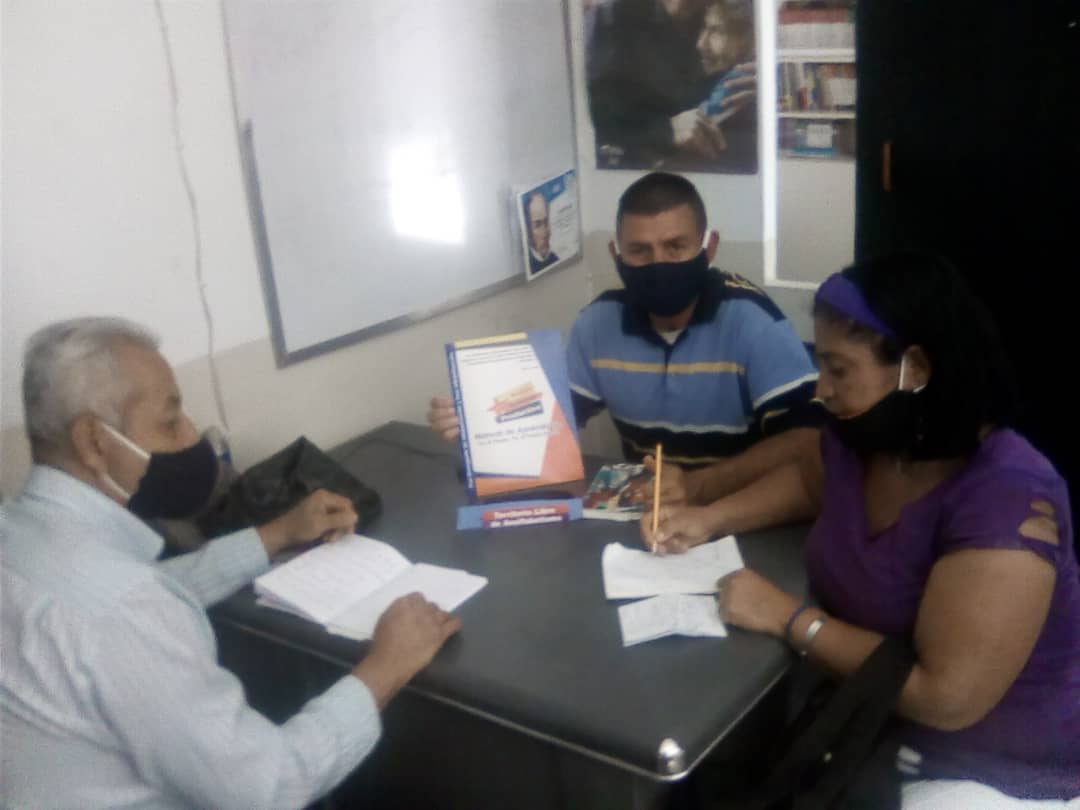 SMisionesMerida's tweet photo. #11Mar | Cumpliendo con el plan Carabobo 200 creado por nuestro presidente @nicolasmaduro la misión Robinsón garantiza los procesos educativos como objetivos 
principales los cuales son:

#MisionesMérida
#VenezuelaInvencible

1/2 https://t.co/5UiMA72D8X