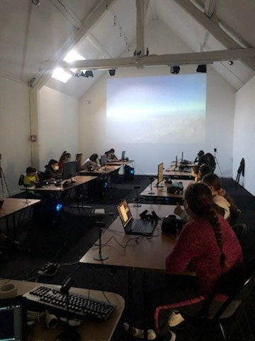 Résidence arts numérique + liaison CM2 6ème Création de film avec Silvi Simon pour présenter le collège aux CM2 et aux parents. Super projet pour les élèves :métiers de monteur, réalisateur, expérience VR avec <a href="/Espacegantner/">Espace multimédia Gantner</a> Merci aux profs impliqués et à @DraeaacBFC <a href="/acbesancon/">Académie de Besançon</a>