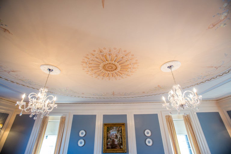 house_henderson's tweet image. The large blue room in the estate is known as the Kerr Room has two chandeliers, gold gilded crown molding, and his/hers dressing rooms. Perfect for the wedding day or for any event! 💍

Discover thehendersonhouseweston.com
#Weston #Boston #onlyinmassachusetts #wedding #events #venue