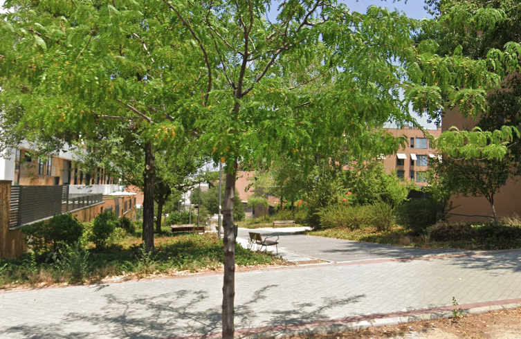 Tal y como quedamos con <a href="/policiademadrid/">Policía Municipal de Madrid</a> este lunes, desde la <a href="/avbmontecarmelo/">Asociación Vecinal Barrio de Montecarmelo</a> les hemos remitido los puntos donde se han producido los últimos atracos y demás actos vandálicos en #Montecarmelo. Agradecemos también que se haya reforzado la presencia policial en los colegios.