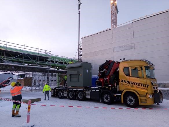 ActemiumD's tweet image. Trotz eisiger Temperaturen fanden 9 Trafos, mit jeweils bis zu 8t Gewicht, ihren Platz für die nächsten Jahrzehnte. Der Koordinationsaufwand war enorm. Jeder Schritt wurde detailliert geplant, um eine Gefährdung von Mensch und Material auszuschließen. #EMSR #InsightActemium