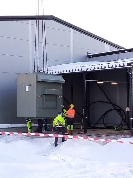 ActemiumD's tweet image. Trotz eisiger Temperaturen fanden 9 Trafos, mit jeweils bis zu 8t Gewicht, ihren Platz für die nächsten Jahrzehnte. Der Koordinationsaufwand war enorm. Jeder Schritt wurde detailliert geplant, um eine Gefährdung von Mensch und Material auszuschließen. #EMSR #InsightActemium