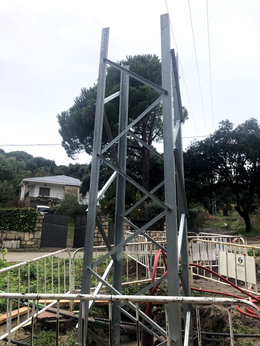 KGeorge111's tweet photo. ¿Algún consejo para la #torretadelavergüenza @iberdrola? En vez de una torreta de 18 metros en la puerta de una vivienda ... ¿soterramiento de unos cuantos metros y nos quitamos el peligro y el riesgo? #iDE @AytoVilladprado @ComunidadMadrid @telemadrid @GrupoElecnor https://t.co/oFfZImsr1C