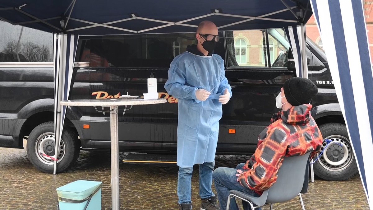 Hamburg1's tweet photo. Am Harburger Rathausmarkt hat heute der vom Senat angekündigte #Testbus seine Arbeit aufgenommen.
#Corona #Test #Hamburg
https://t.co/acsdHU1MHY https://t.co/ShMzTqfTQ1