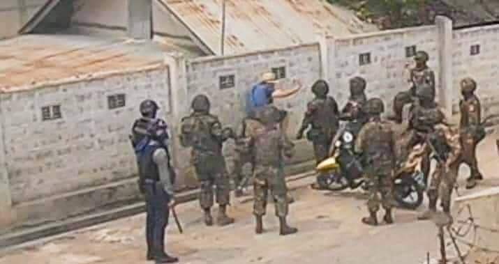 In Taunggyi, Burma, police and soldiers beat and beat a foreigner.
The foreigner is a Polish citizen named Robert Bo.
He is suffering from severe pain due to the beating

11.3.2021