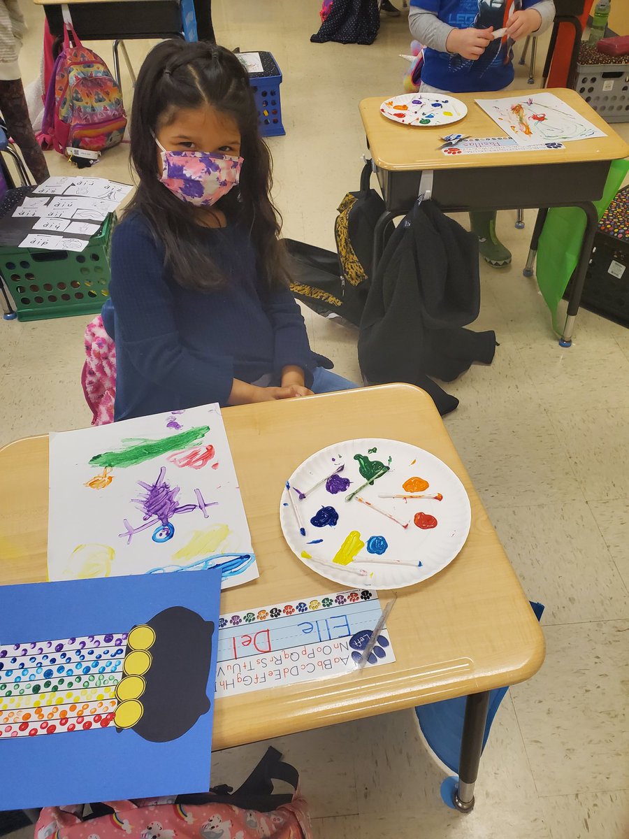 MrsMatuszak's tweet photo. Kindergarten had so much fun painting today #Harnewcares https://t.co/7cOCn9gokD