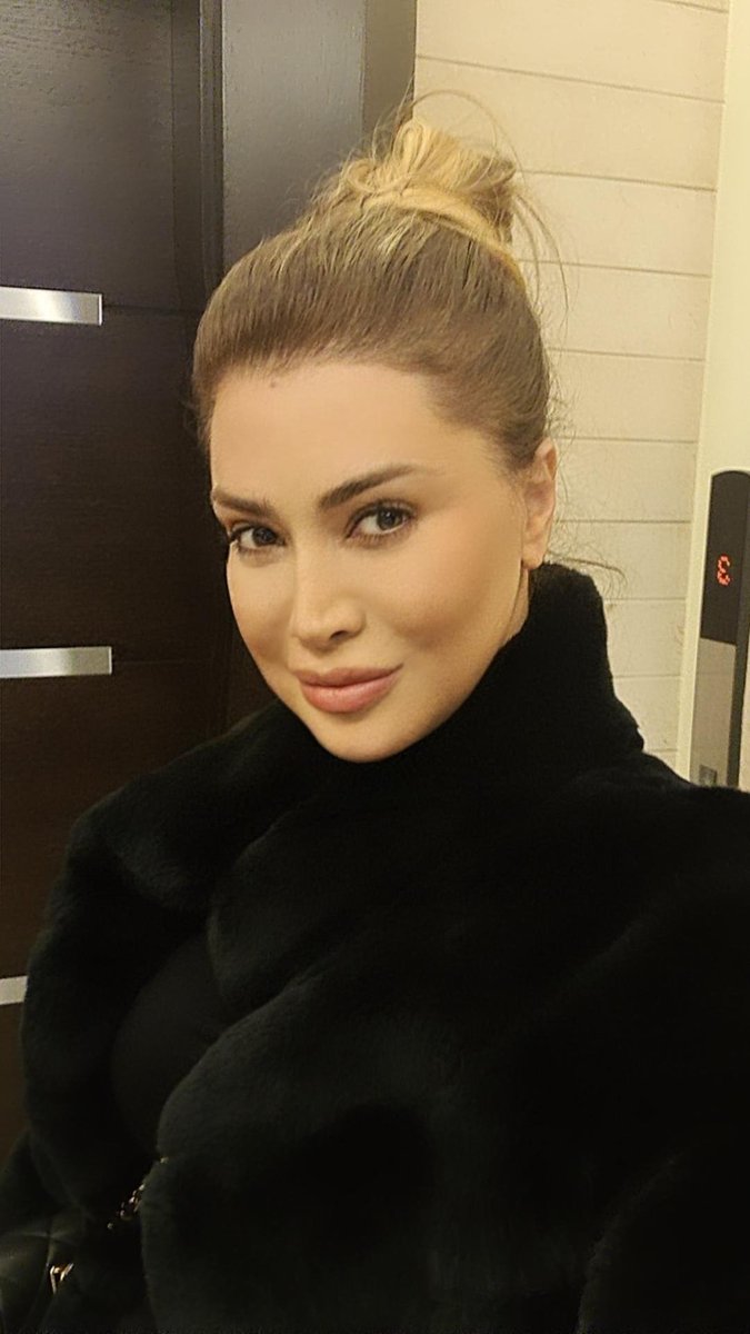 NawalElZoghbi's tweet photo. #going_out #dinner #friend ❤ #nawalelzoghbi
#عقلي_وقف https://t.co/Y17lGzVPpY