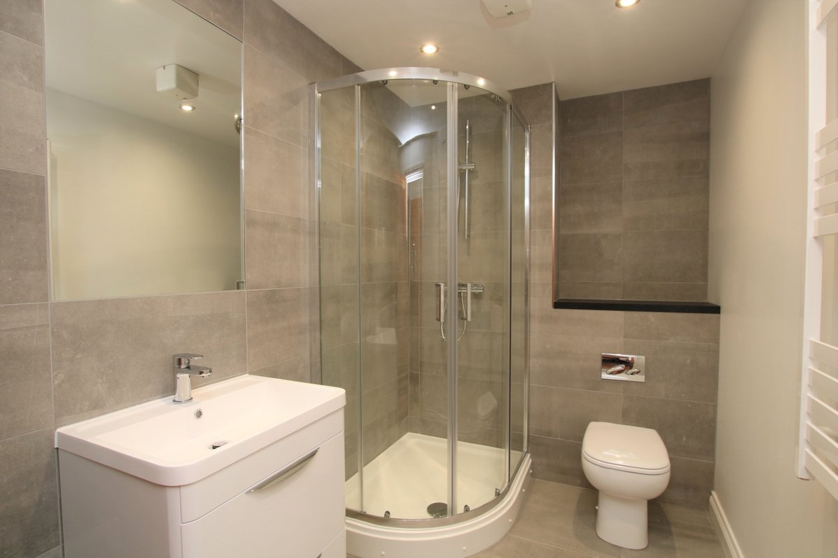 ReadingProperty's tweet image. #ToLet We present this fifth floor, fully refurbished executive apartment in the popular Riverside House development. This property benefits from off street parking and a balcony. Available #furnished from the 10th May for £1595pcm.