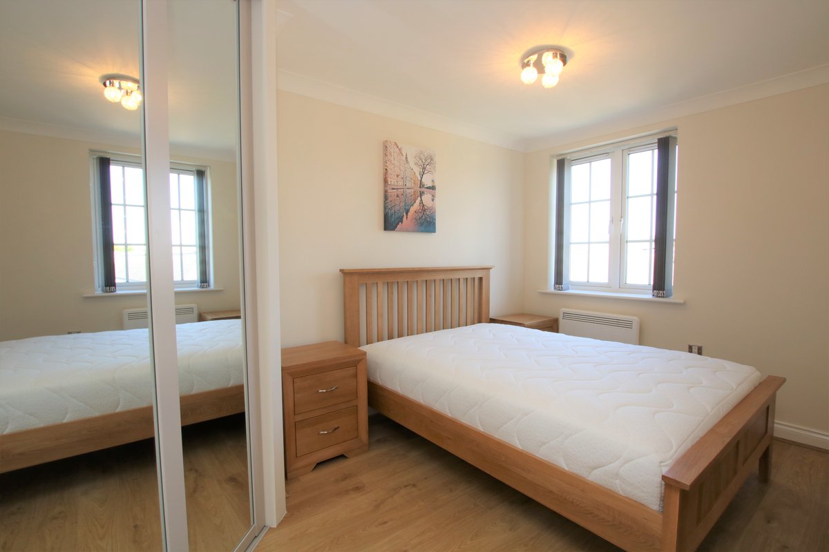 ReadingProperty's tweet image. #ToLet We present this fifth floor, fully refurbished executive apartment in the popular Riverside House development. This property benefits from off street parking and a balcony. Available #furnished from the 10th May for £1595pcm.