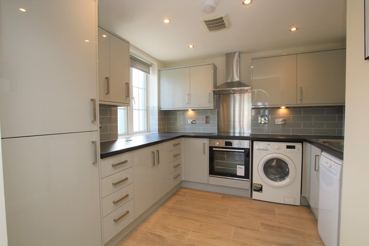 ReadingProperty's tweet image. #ToLet We present this fifth floor, fully refurbished executive apartment in the popular Riverside House development. This property benefits from off street parking and a balcony. Available #furnished from the 10th May for £1595pcm.