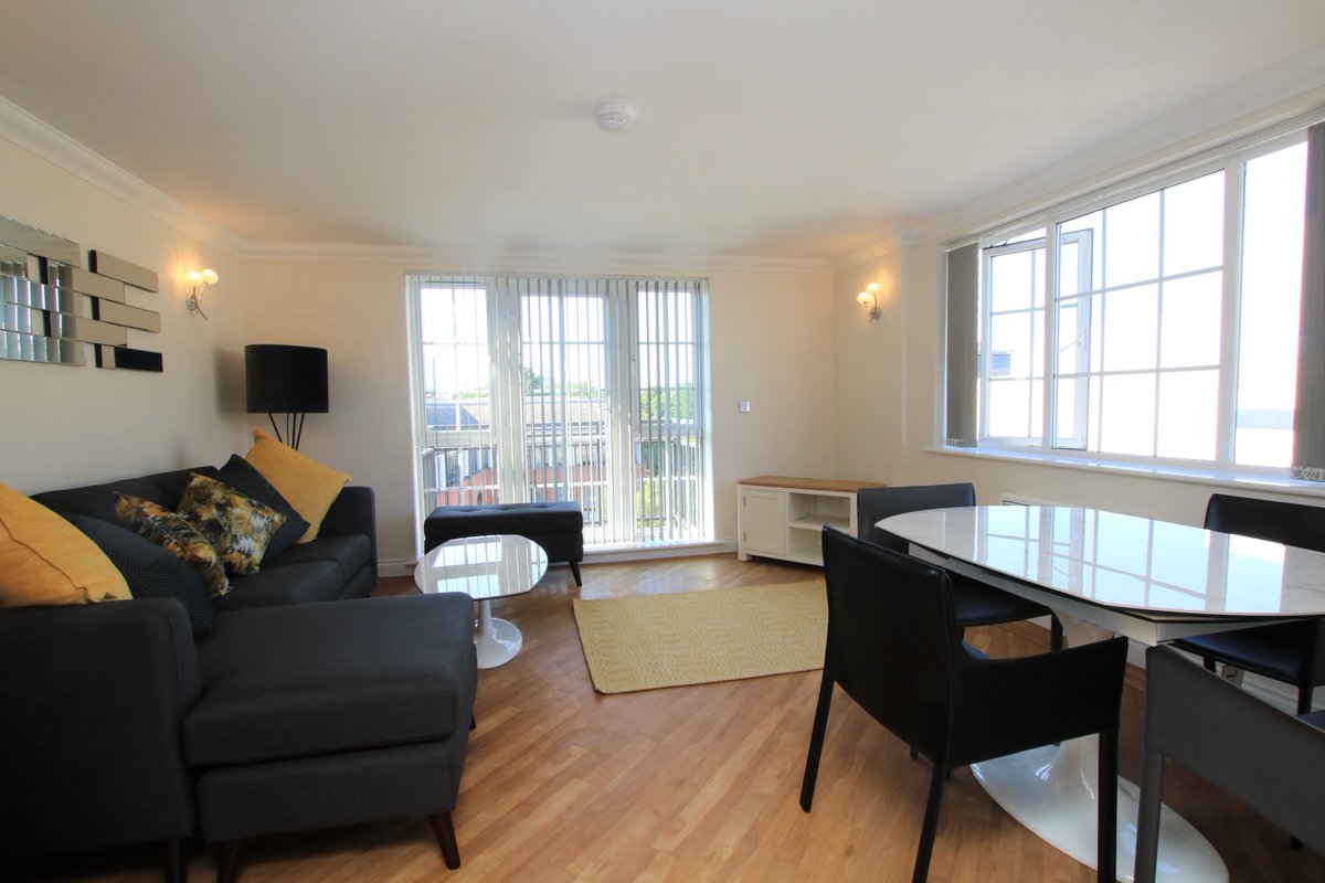 ReadingProperty's tweet image. #ToLet We present this fifth floor, fully refurbished executive apartment in the popular Riverside House development. This property benefits from off street parking and a balcony. Available #furnished from the 10th May for £1595pcm.